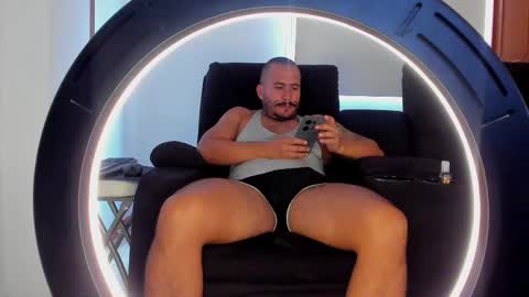 Snapshot of dylanstrong_ chatting on March 2, 9:52 pm Dylann and Willy online show from March 2, 9:52 pm