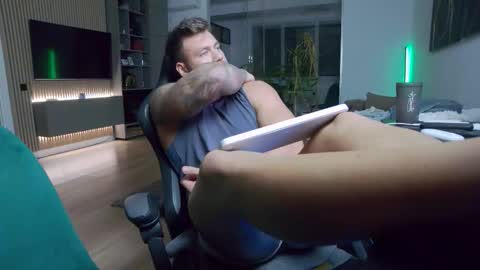 Erik online show from October 30, 4:52 pm