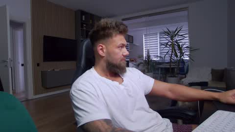 Erik online show from December 11, 9:10 am