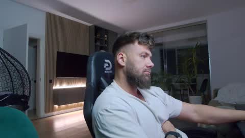 Erik online show from March 9, 7:59 pm