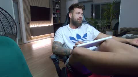 Erik online show from February 25, 8:51 pm