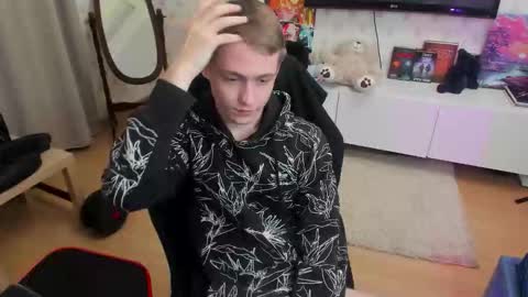 Max online show from November 25, 11:51 pm