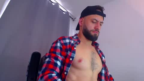 Snapshot of esteban7984068 chatting on February 12, 6:09 pm esteban online show from February 12, 6:09 pm