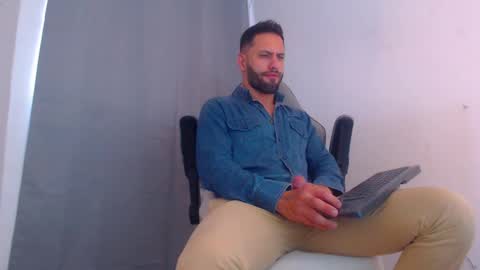 Snapshot of esteban7984068 chatting on January 4, 8:27 pm esteban online show from January 4, 8:27 pm