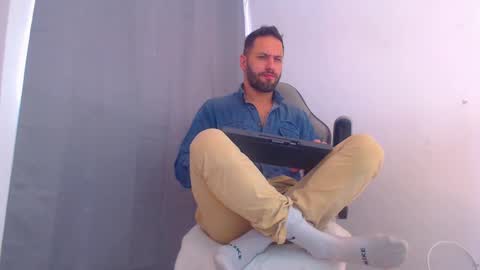 Snapshot of esteban7984068 chatting on January 2, 5:39 pm esteban online show from January 2, 5:39 pm