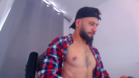 Snapshot of esteban7984068 chatting on February 18, 7:43 pm esteban online show from February 18, 7:43 pm