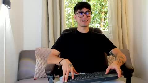 etham_wolf1 online show from April 25, 3:31 pm