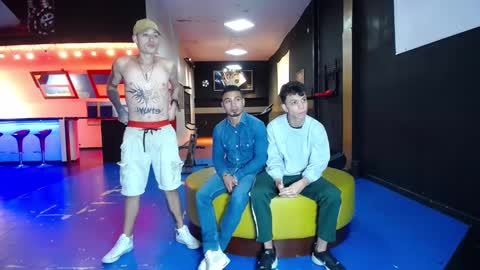 extrangers online show from February 21, 12:06 pm