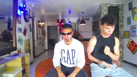 extrangers online show from January 31, 12:07 pm