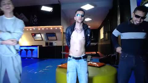 extrangers online show from March 10, 12:06 pm