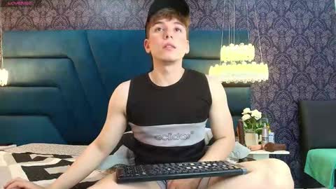 Femboy Max online show from December 20, 12:12 pm
