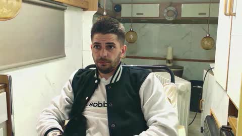 independent model online show from March 18, 7:50 pm