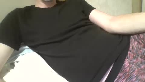 Snapshot of friendly_frank_18 chatting on February 16, 7:59 am friendly_frank_18 online show from February 16, 7:59 am