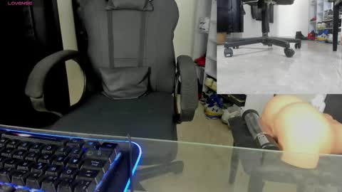 Snapshot of garywillplay chatting on October 8, 3:33 am garywillplay online show from October 8, 3:33 am