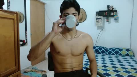 Snapshot of guts_x chatting on December 11, 5:32 pm Guts online show from December 11, 5:32 pm