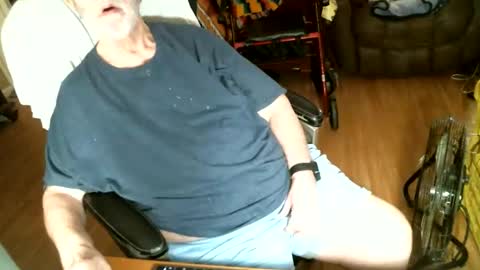 hairybear813 online show from May 6, 9:37 pm