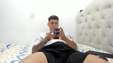 Snapshot of hector_18_ chatting on February 27, 11:04 pm 18 online show from February 27, 11:04 pm
