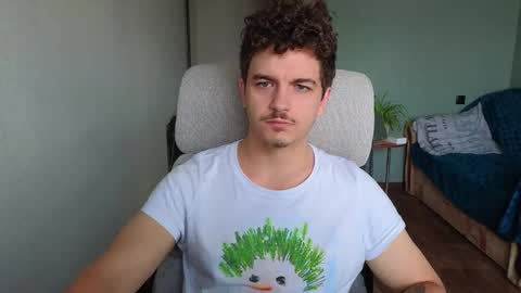 Snapshot of hellish_sugar chatting on October 19, 6:28 am Remy online show from October 19, 6:28 am