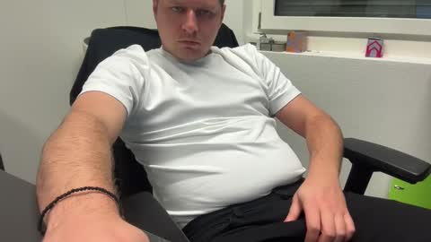 hornyboy95300 online show from December 11, 4:27 pm