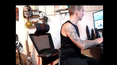 hotkinkytat online show from December 3, 6:49 pm