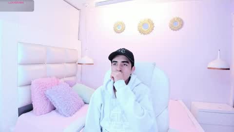 hottiie_guy online show from November 8, 6:22 pm