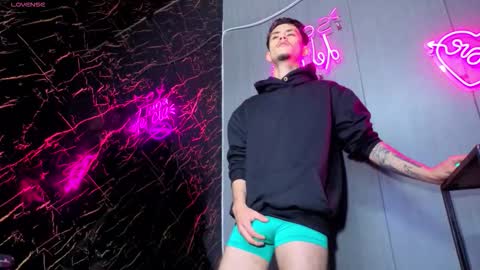 kelvis online show from November 14, 4:19 pm