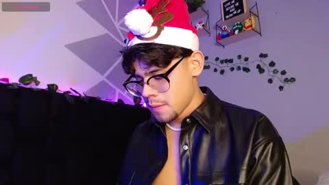 Snapshot of isaac_saenz chatting on December 7, 11:12 pm Isaac Saenz. online show from December 7, 11:12 pm