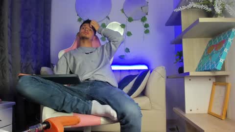 Issac online show from December 21, 5:25 am