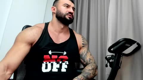 iustinmucle95 online show from December 19, 3:18 am