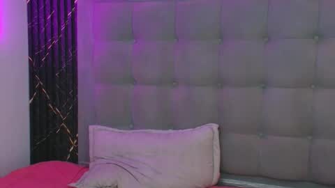 izaack online show from May 3, 3:31 am