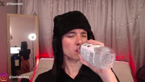 Hey im Jaxxxon check my info     online show from May 27, 1:08 pm