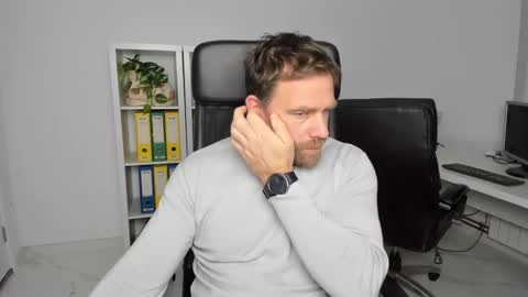 johnnydough82 online show from December 9, 4:45 am