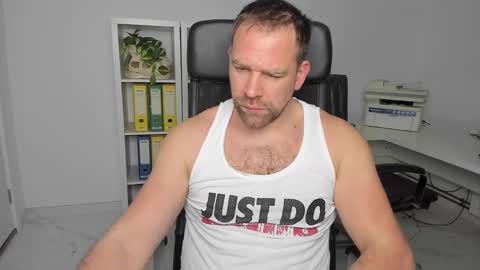 johnnydough82 online show from December 31, 5:55 am