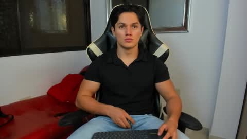 julian_wallace online show from February 9, 9:19 pm