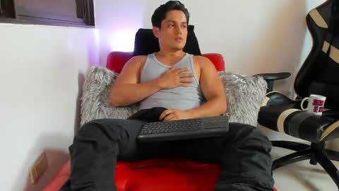 julian_wallace online show from April 15, 7:58 pm