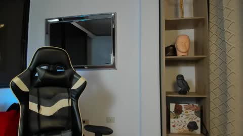 julian_wallace online show from March 4, 11:23 pm