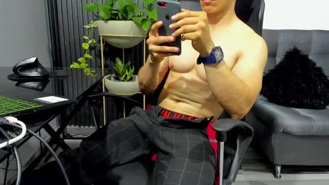 Julian online show from February 4, 10:55 pm