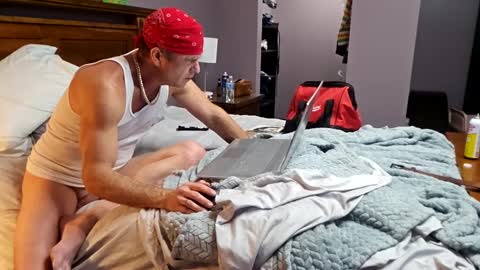 Tohiptwoquit online show from October 26, 8:05 am