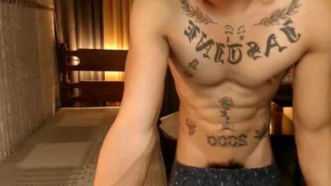 justine_hunk online show from February 26, 5:09 am
