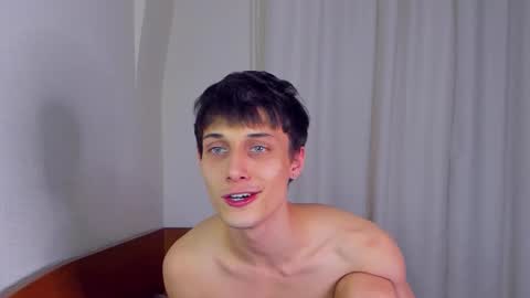 Snapshot of kenter_parker chatting on October 17, 4:44 pm Peter online show from October 17, 4:44 pm