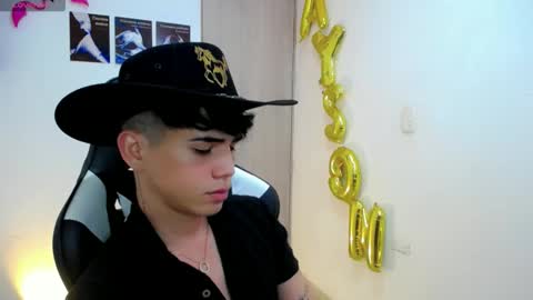 kiss_whitee online show from September 23, 1:38 am