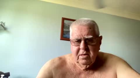 Snapshot of knights2001 chatting on December 12, 4:15 am Aussiedude online show from December 12, 4:15 am