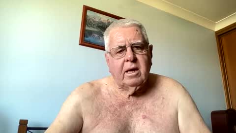 Snapshot of knights2001 chatting on October 22, 4:27 am Aussiedude online show from October 22, 4:27 am
