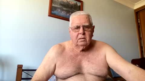 Snapshot of knights2001 chatting on January 6, 1:31 am Aussiedude online show from January 6, 1:31 am
