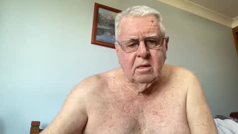 Snapshot of knights2001 chatting on September 28, 6:00 am Aussiedude online show from September 28, 6:00 am