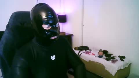latexminheadroom online show from March 31, 2:13 am