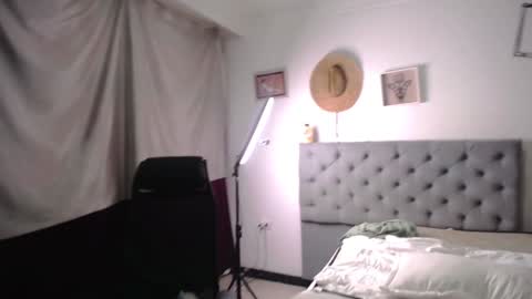 Snapshot of le_petit_princeb612 chatting on December 15, 6:15 pm andres online show from December 15, 6:15 pm