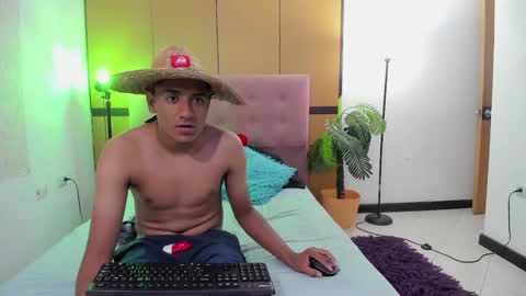 Snapshot of le_petit_princeb612 chatting on December 29, 5:01 pm andres online show from December 29, 5:01 pm