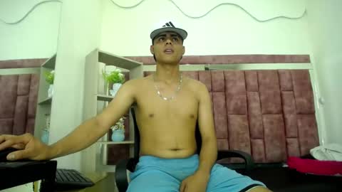 lelehott01 online show from July 11, 10:12 pm