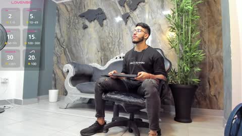 LIAM KLEIN online show from December 7, 11:18 am